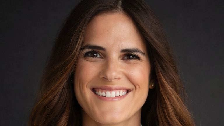 Headshot of Elena Bukowski