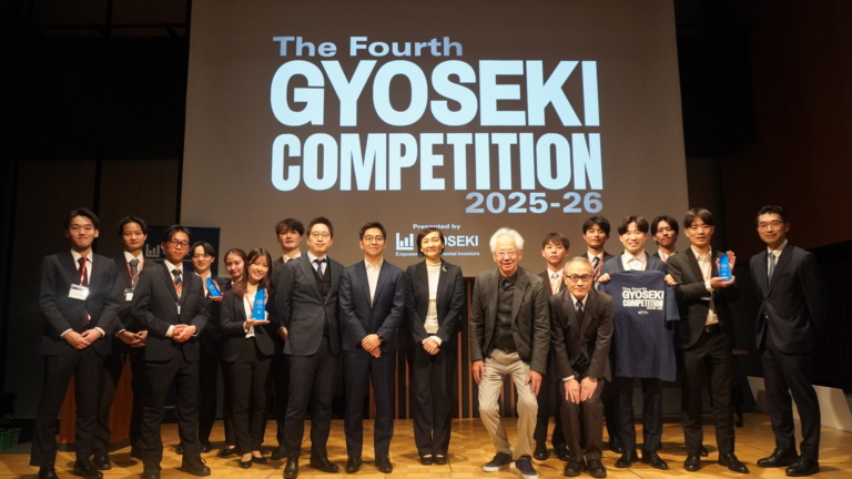 Students and mentored gathered for a group photo